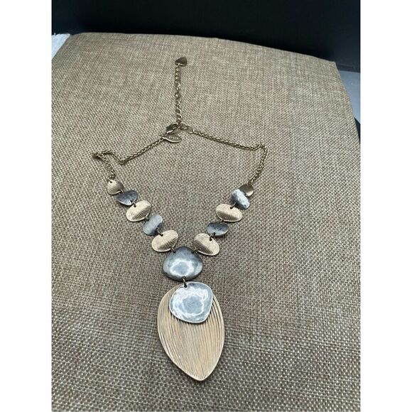 CHICO'S Link Pendant Necklace Two Tone Textured Hammered Links Leaf Petal 16” - Picture 7 of 9